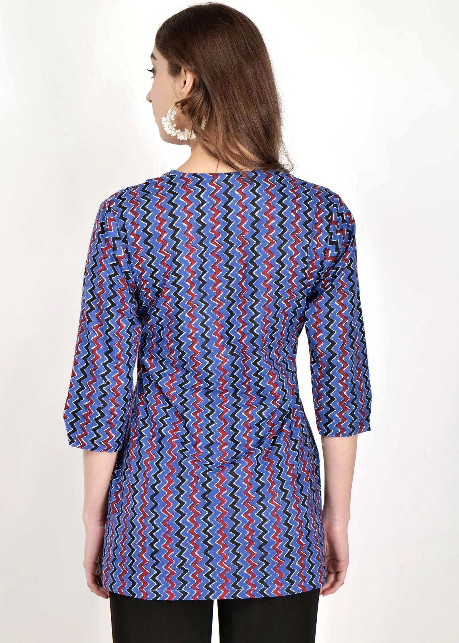 Safari Red Blue Back Pose