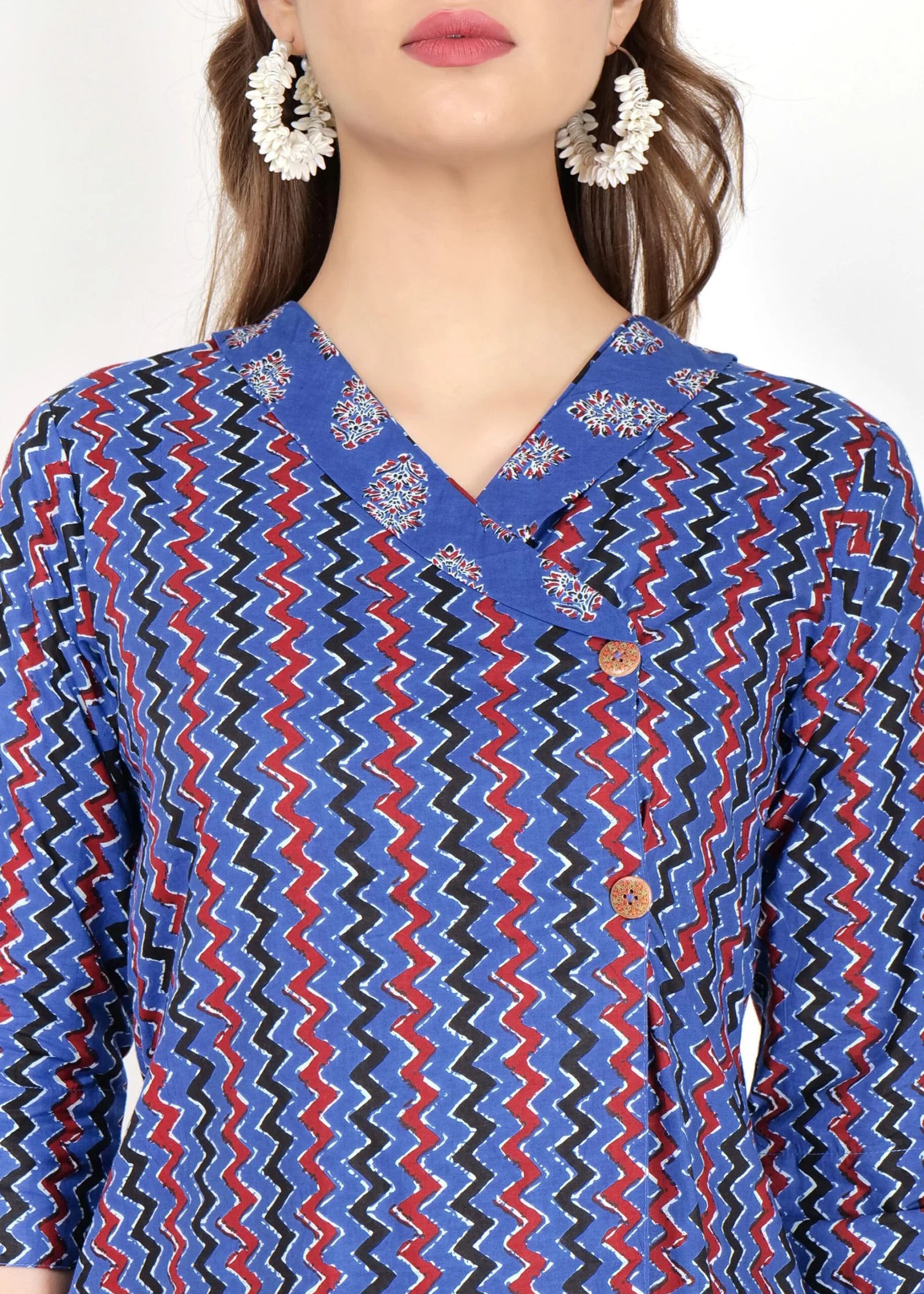 Safari Red Blue Close Neck Pose