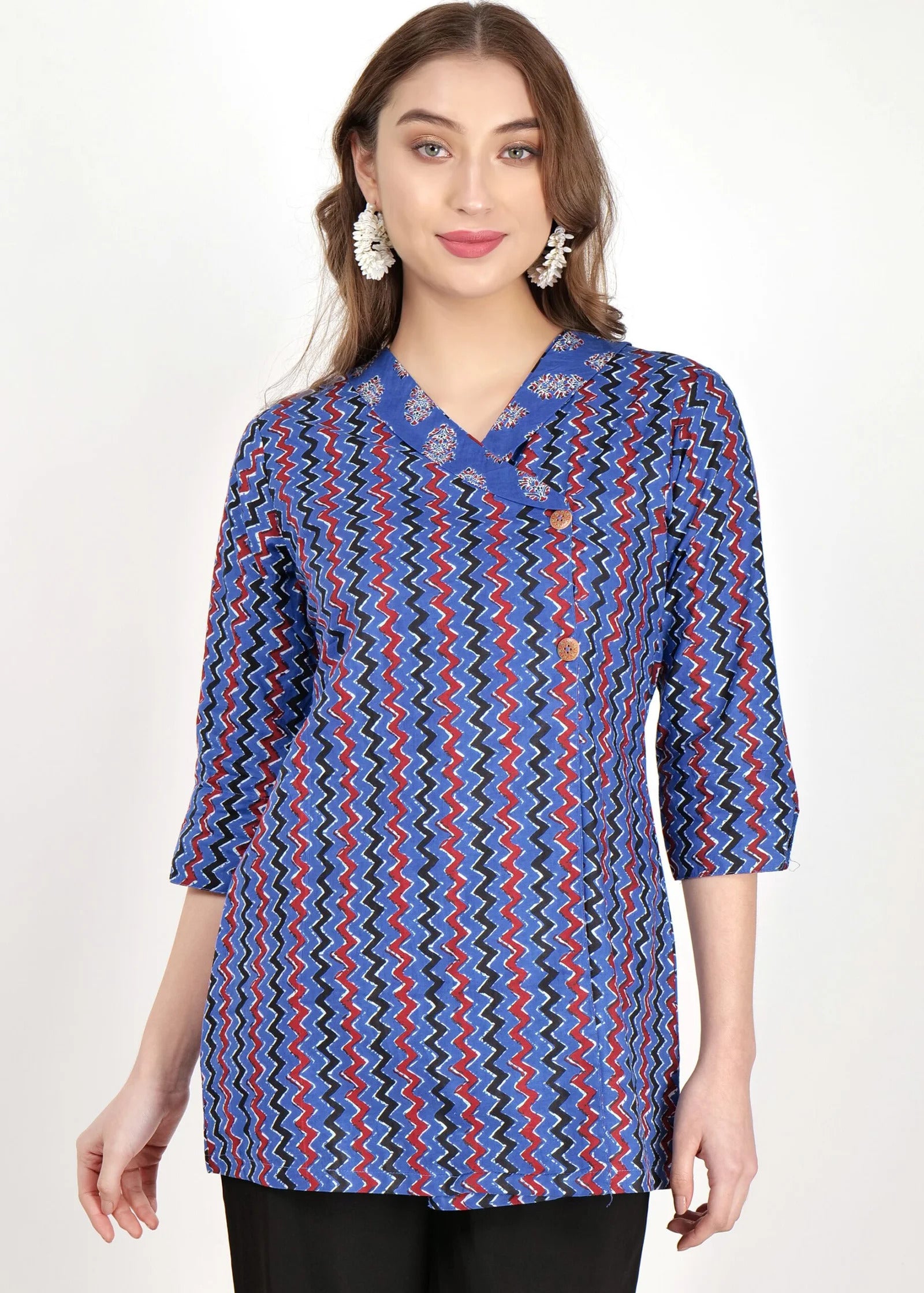 Safari Red Blue Front Close Pose