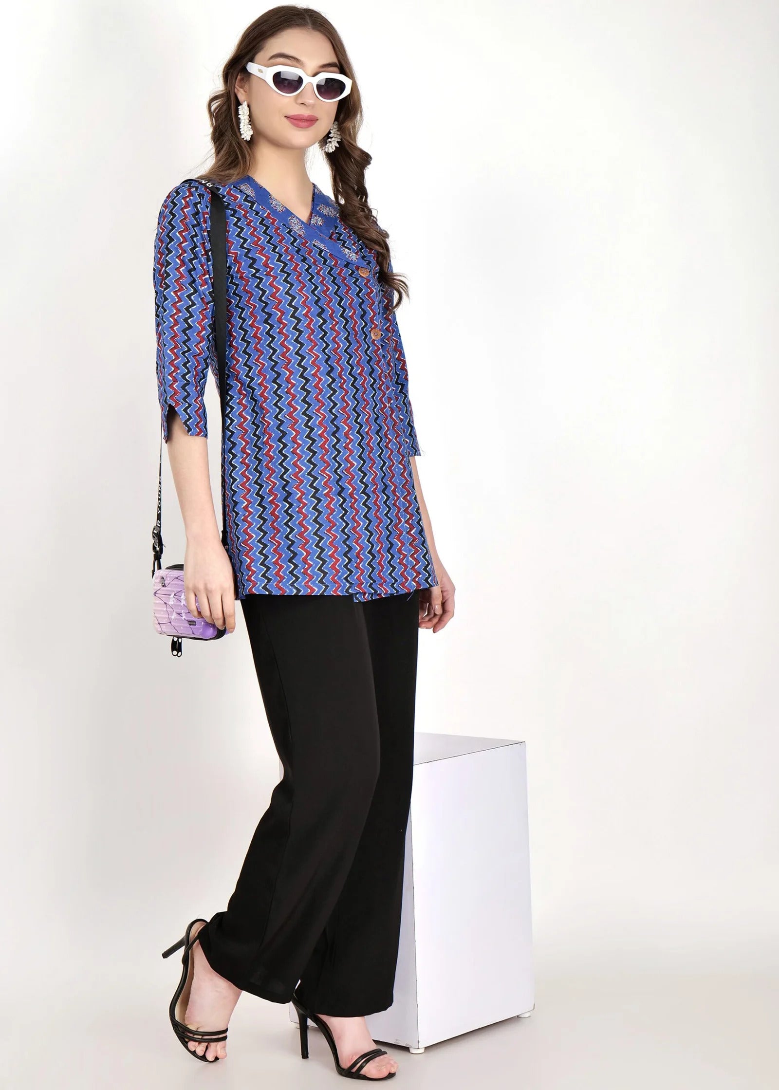 Safari Red Blue Side Pose 1