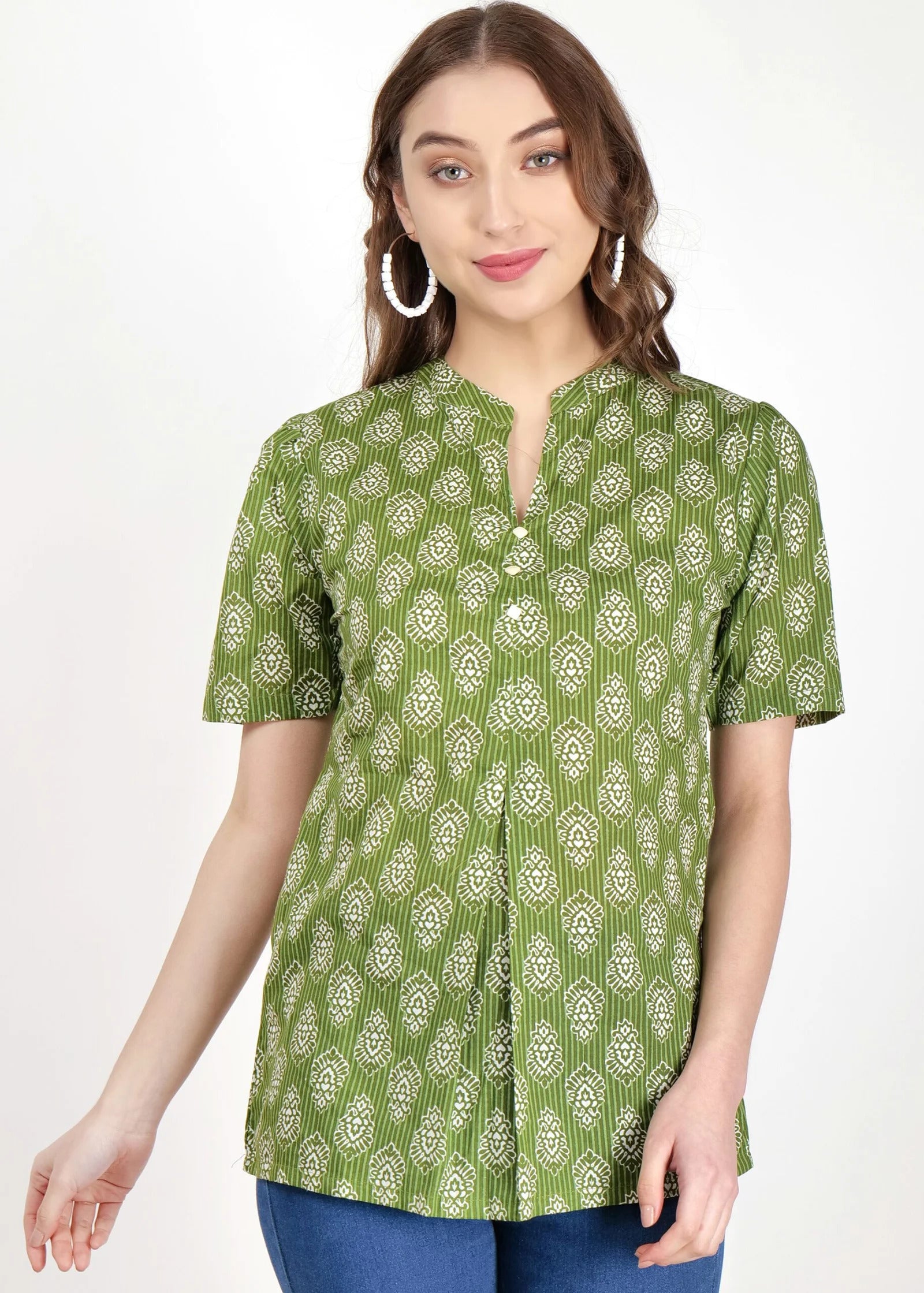 Green Box Style Front Close Up Pose