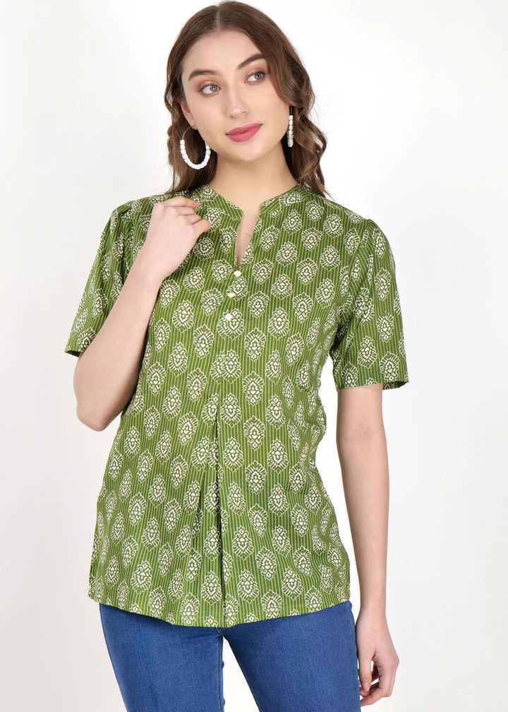 Green Box Style Side Pose